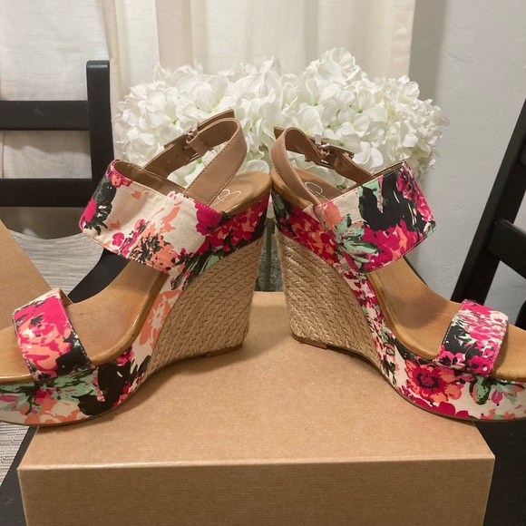 Floral wedges - Picture 2 of 3